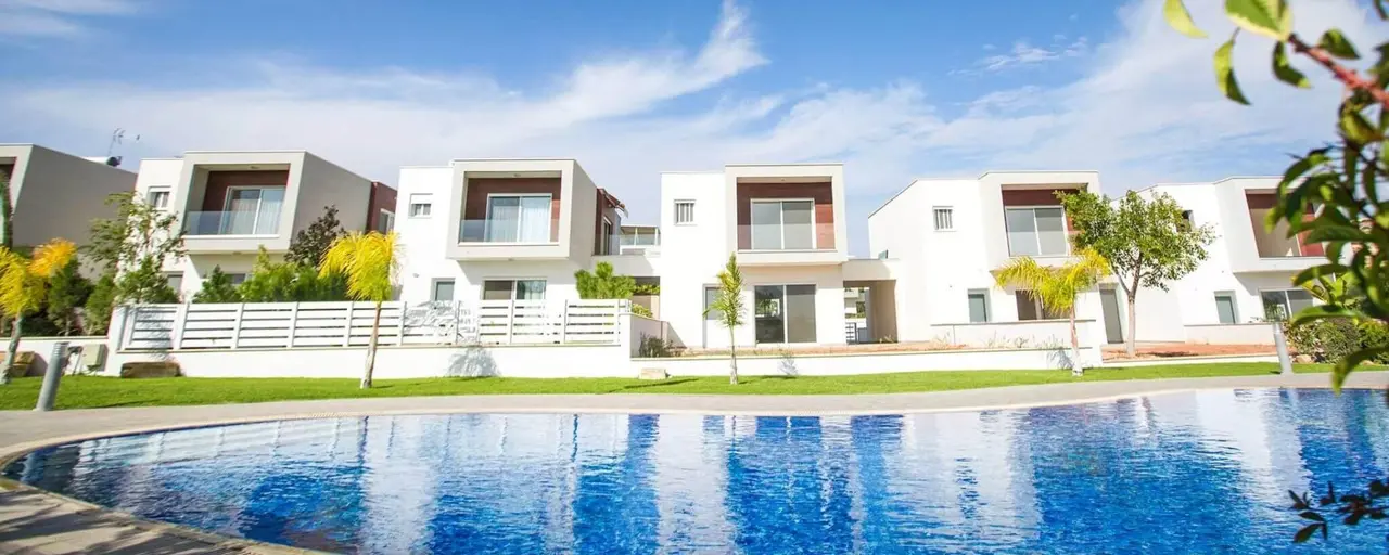 Which areas of Limassol do foreign businessmen prefer to live in?