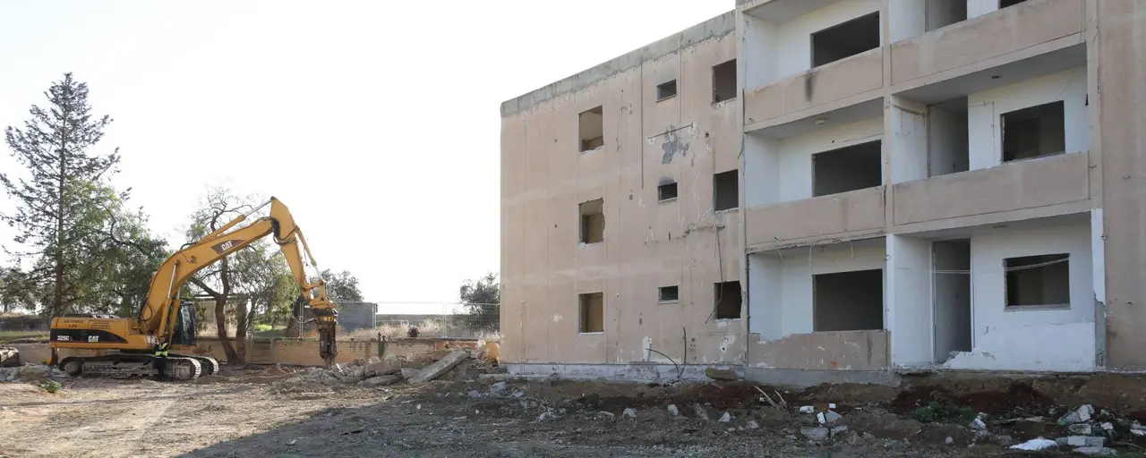 В Никосии начали сносить аварийные дома в поселениях для беженцев