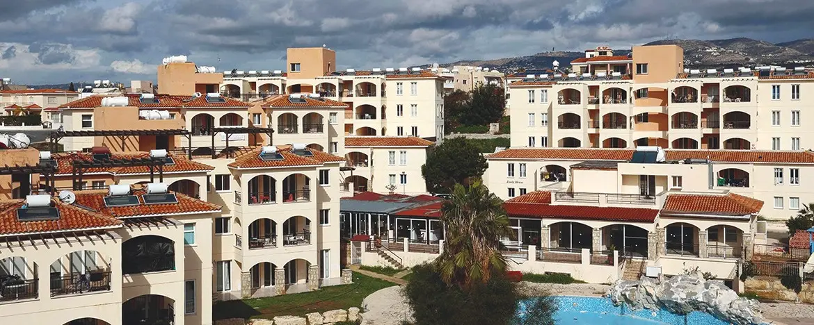 Из жилого комплекса Agios Nikolaos в Пафосе выселили незаконных квартирантов