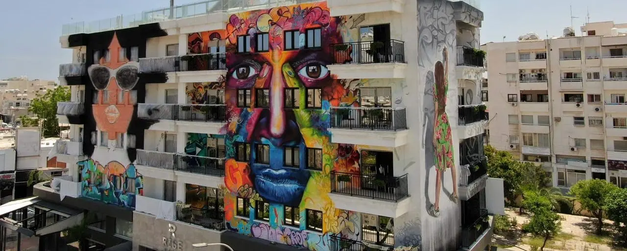 В Ларнаке расписали граффити стены Rise Hotel
