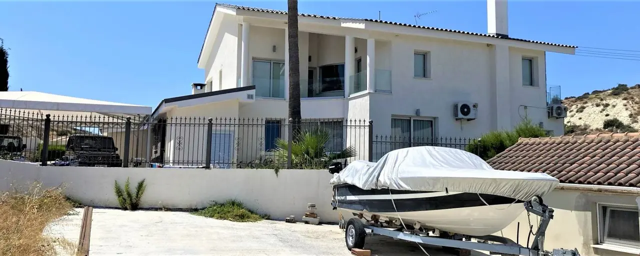 Agios Tychonas village: a place for a comfortable life