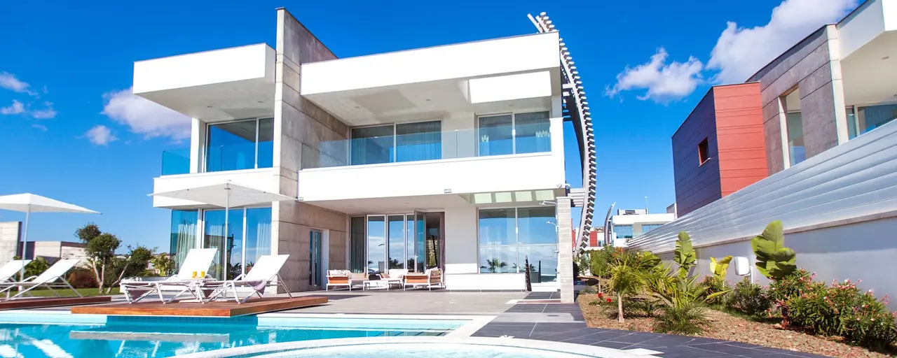 Cyprus Parties Demand Abolition of Reduced VAT on Luxury Villas and Apartments