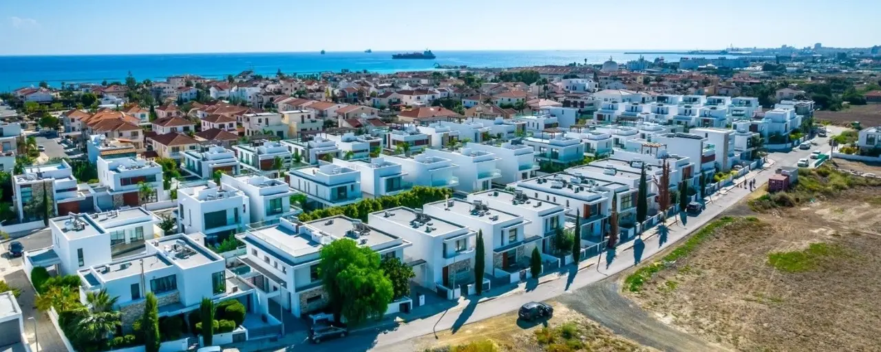 6 apartments and villas in Larnaca for obtaining permanent residency in Cyprus