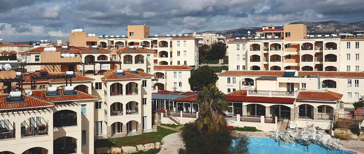 Из жилого комплекса Agios Nikolaos в Пафосе выселили незаконных квартирантов