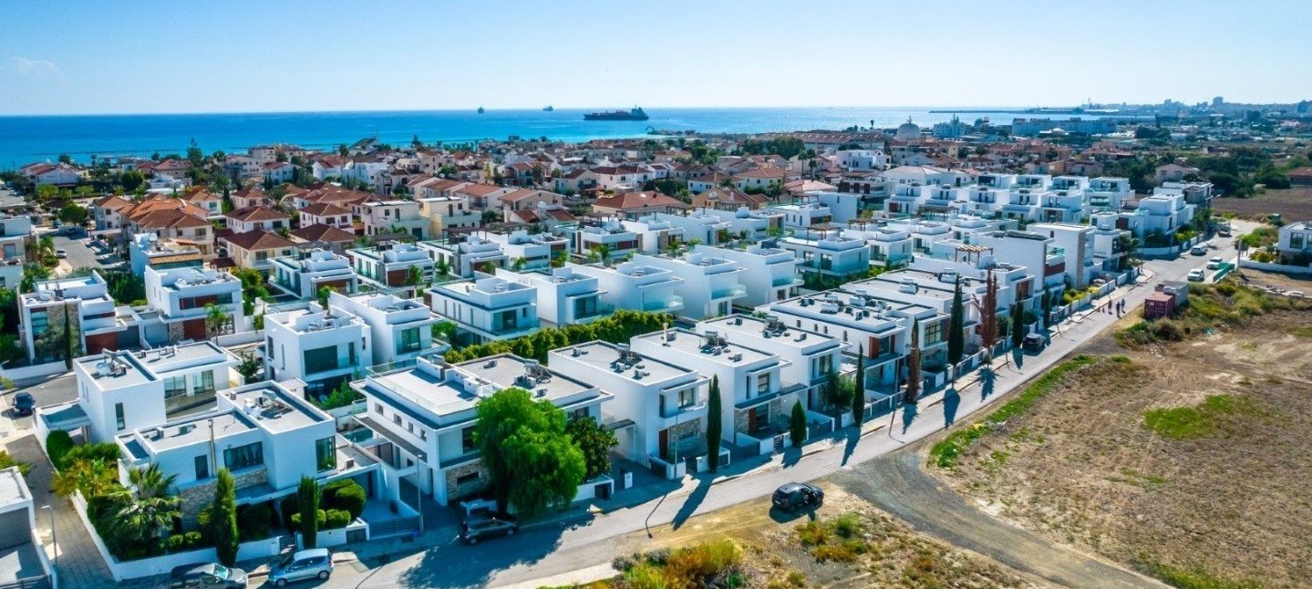 6 apartments and villas in Larnaca for obtaining permanent residency in Cyprus