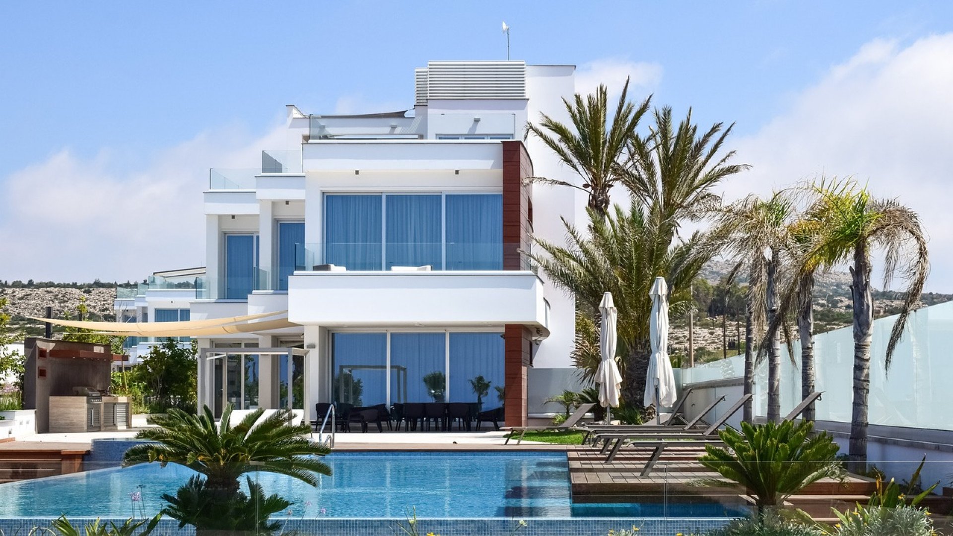 The number of property sales to foreigners in Cyprus is decreasing