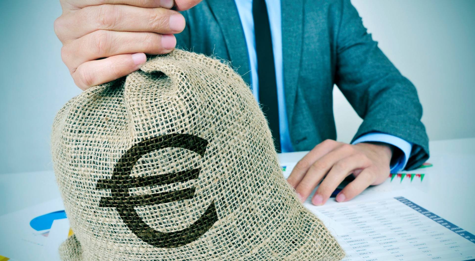 Foreign investors massively withdraw their money from banks in Cyprus