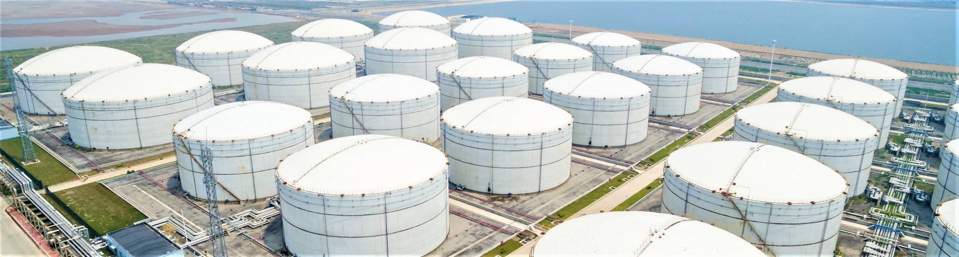 В Ларнаке приступили к демонтажу нефтяных резервуаров