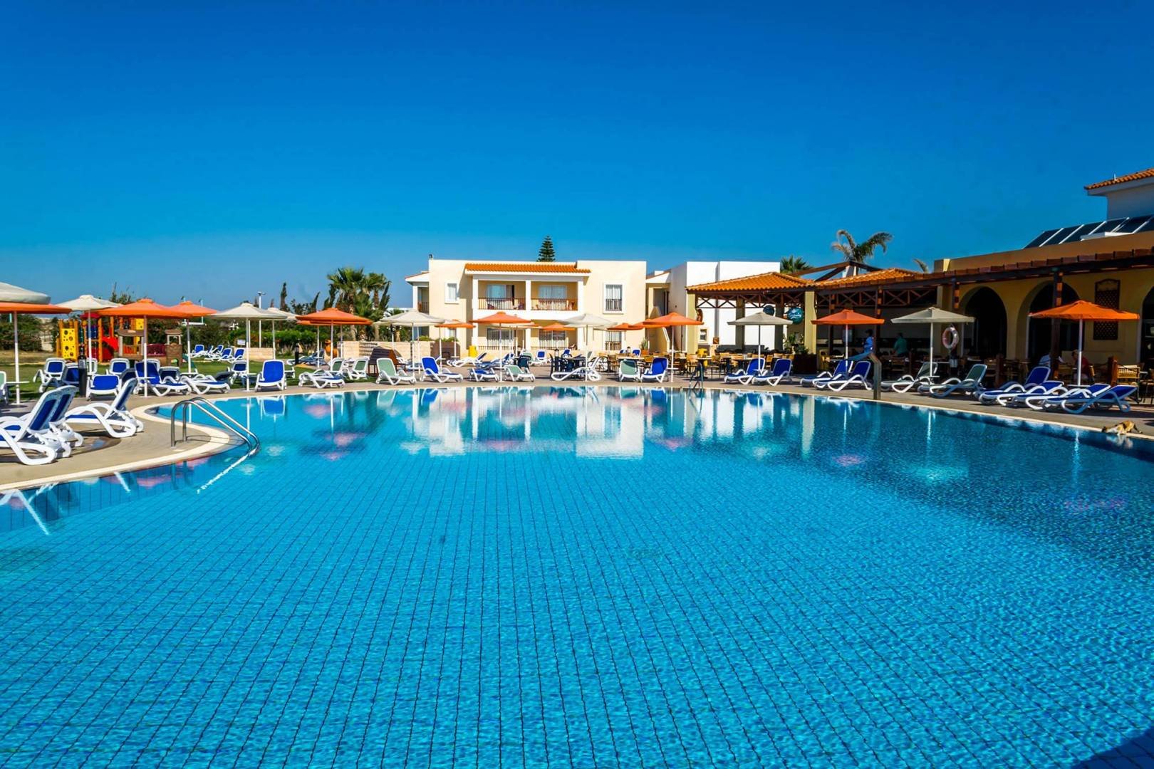 Гостиница Aktea Beach Village станет элитным кипрским курортом
