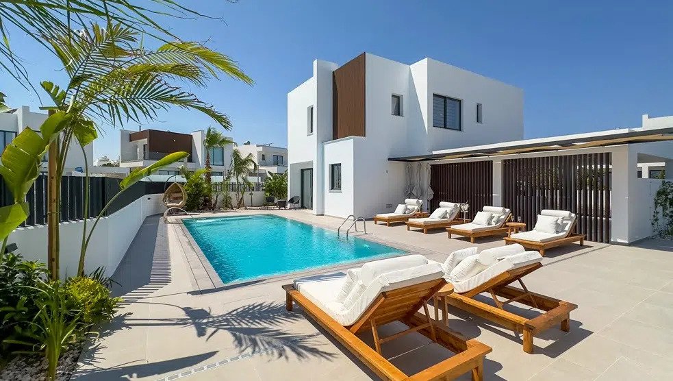 Villa owners in Semeli Villas project receive long-awaited keys