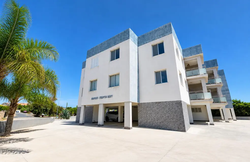 3-bedroom apartment in Limassol / Kolossi - Image 1