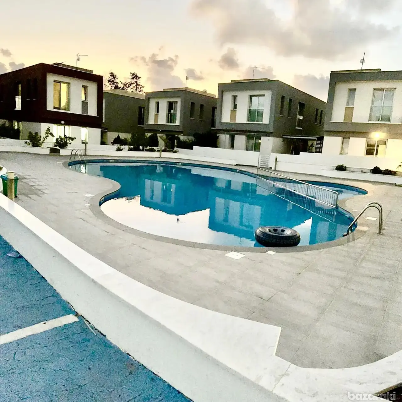 3-bedroom apartment for sale - Image 1