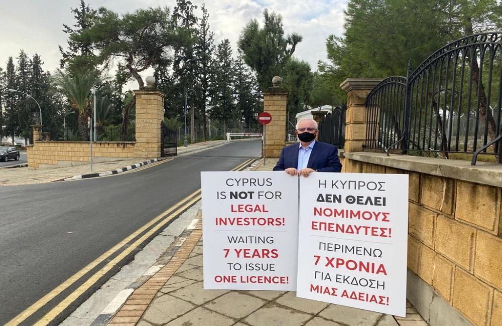 Российский бизнесмен вышел на одиночный пикет к зданию Президентского Дворца в Никосии