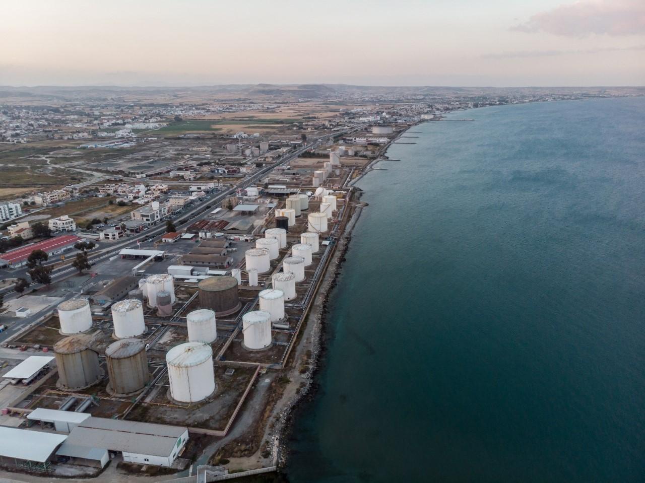 Снос нефтяных хранилищ в Ларнаке близится к завершению