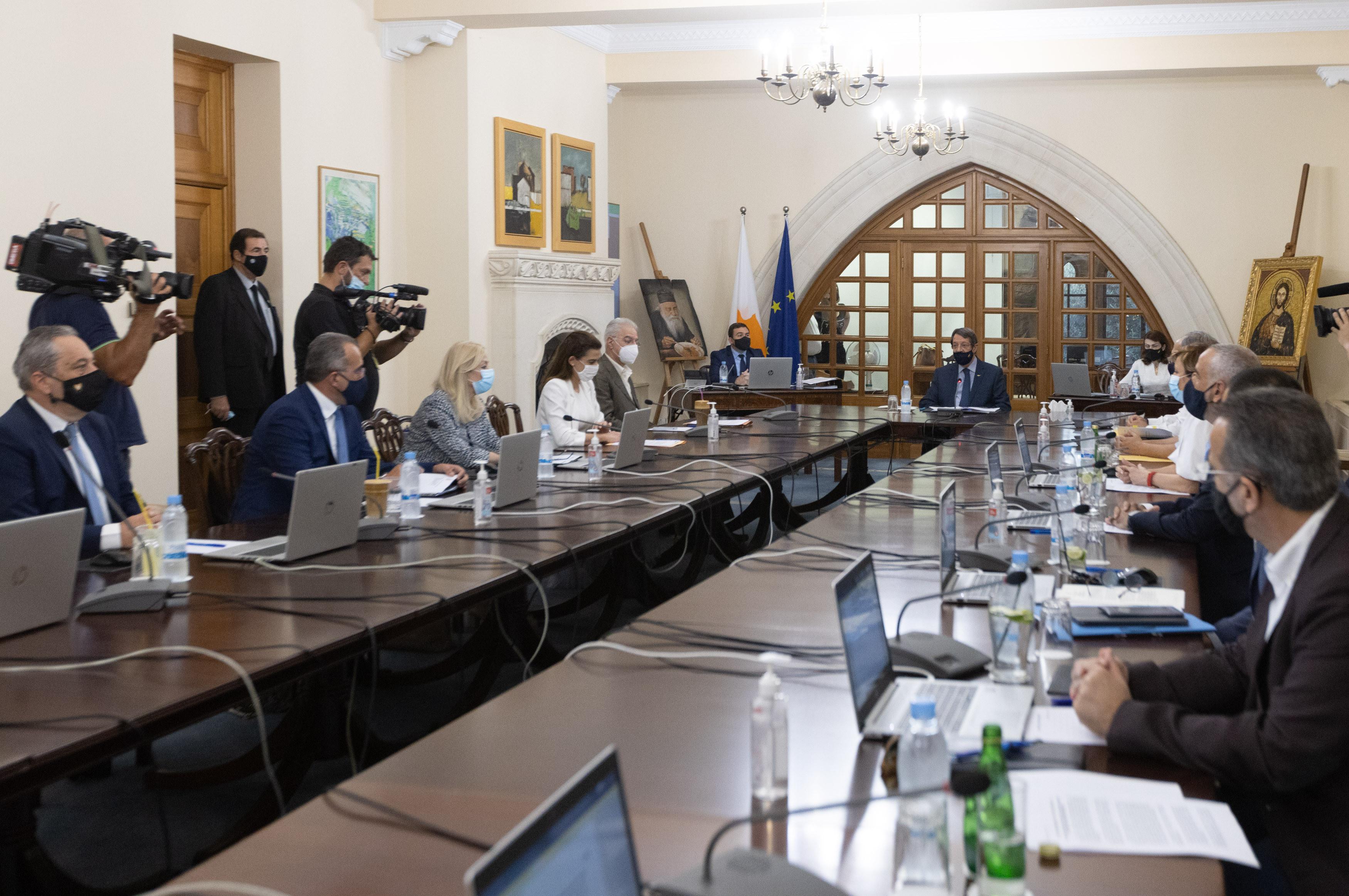 На Кипре вводят новые меры в борьбе с пандемией коронавируса