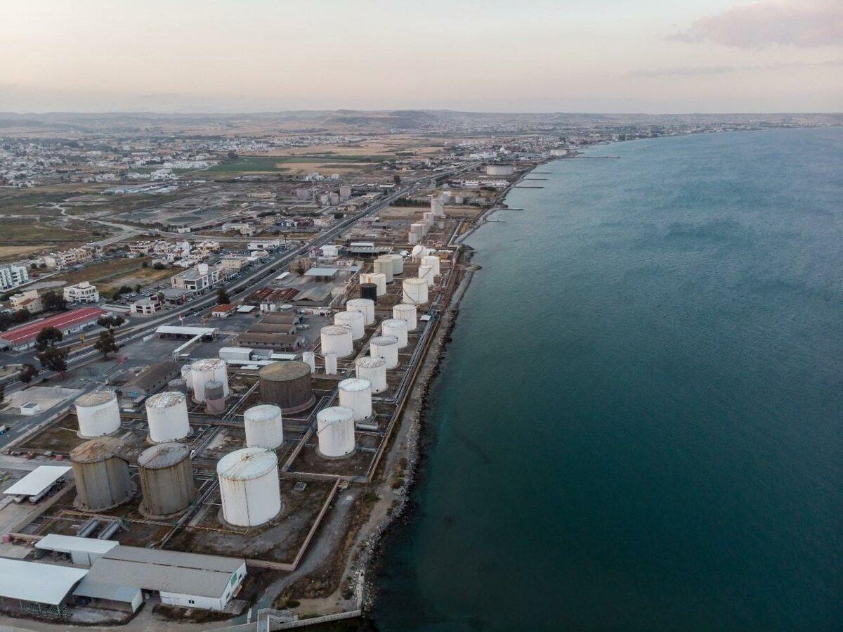 Демонтаж нефтехранилищ в Ларнаке откладывается на 6 месяцев