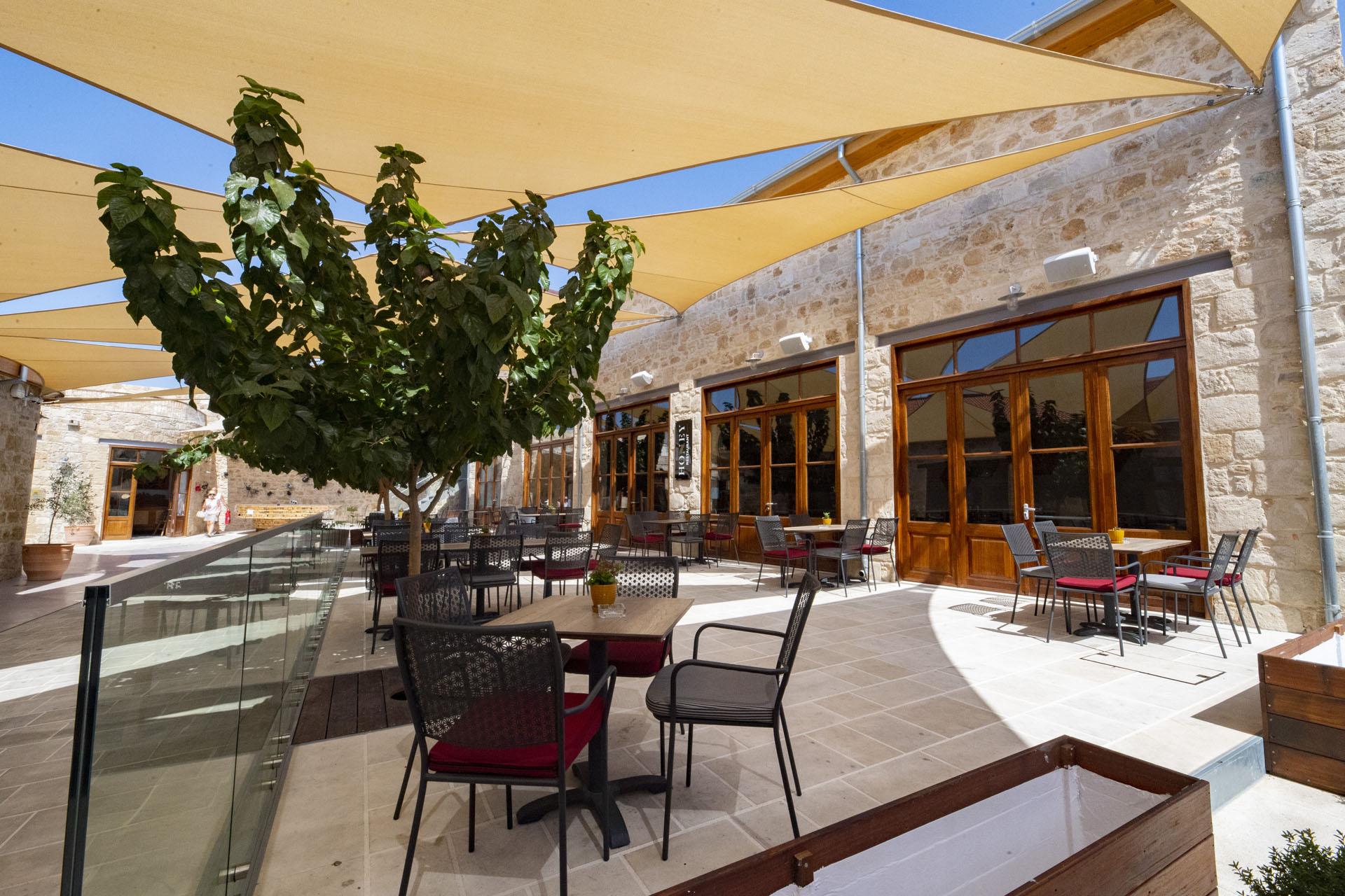 В Пафосе началась реконструкция исторического гостиничного комплекса