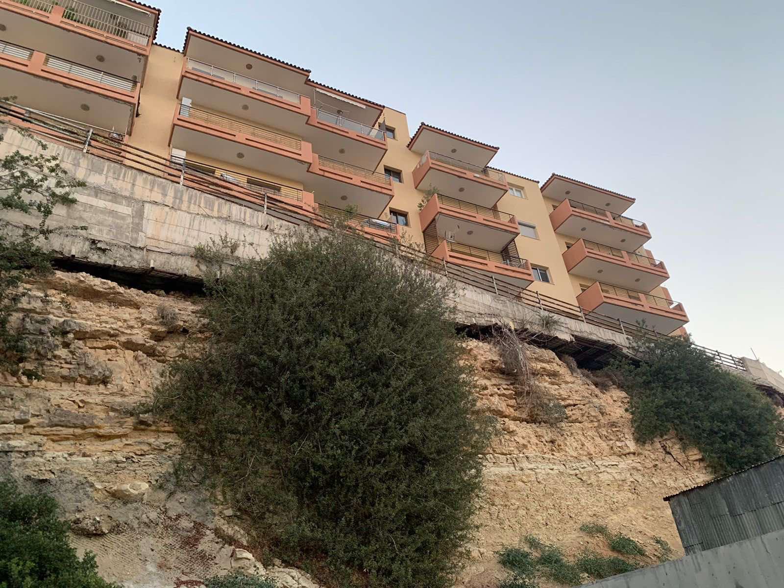 Жители многоэтажки в Лимассоле опасаются обрушения дома