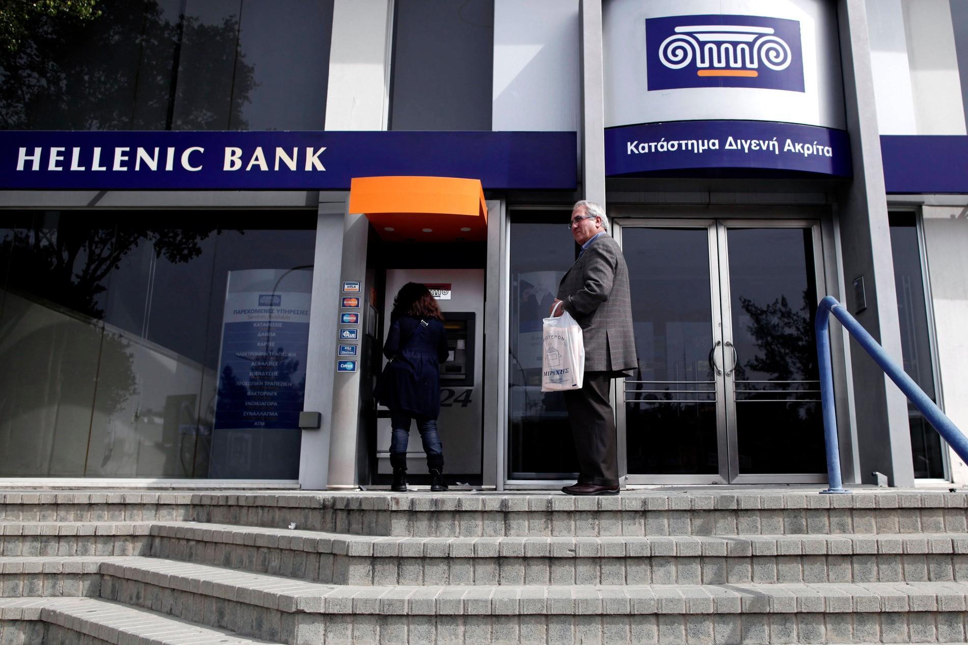 Hellenic Bank начал закрывать счета граждан России на Кипре