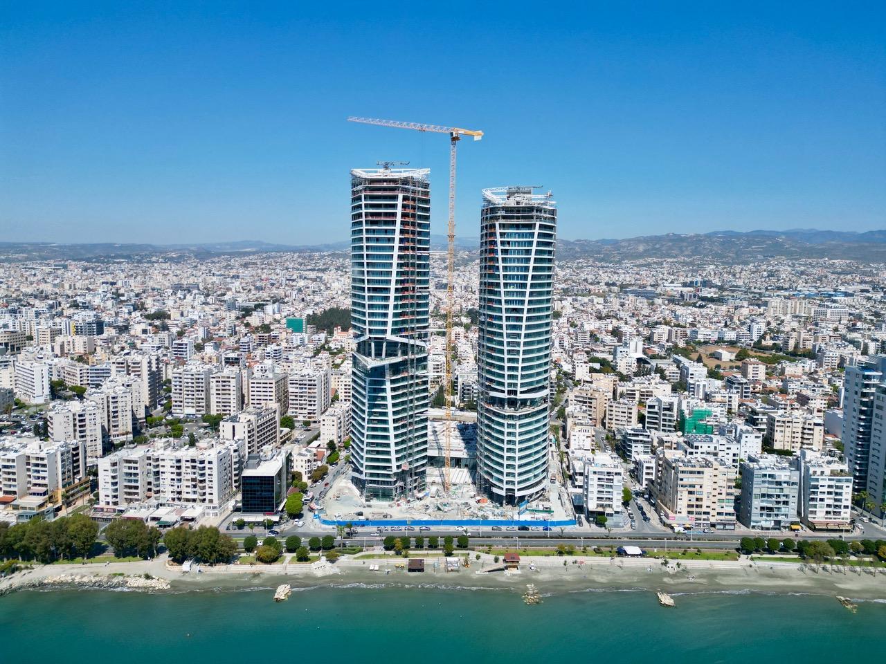 В Trilogy Limassol Seafront в Лимассоле идет активное обустройство внутренней плазы