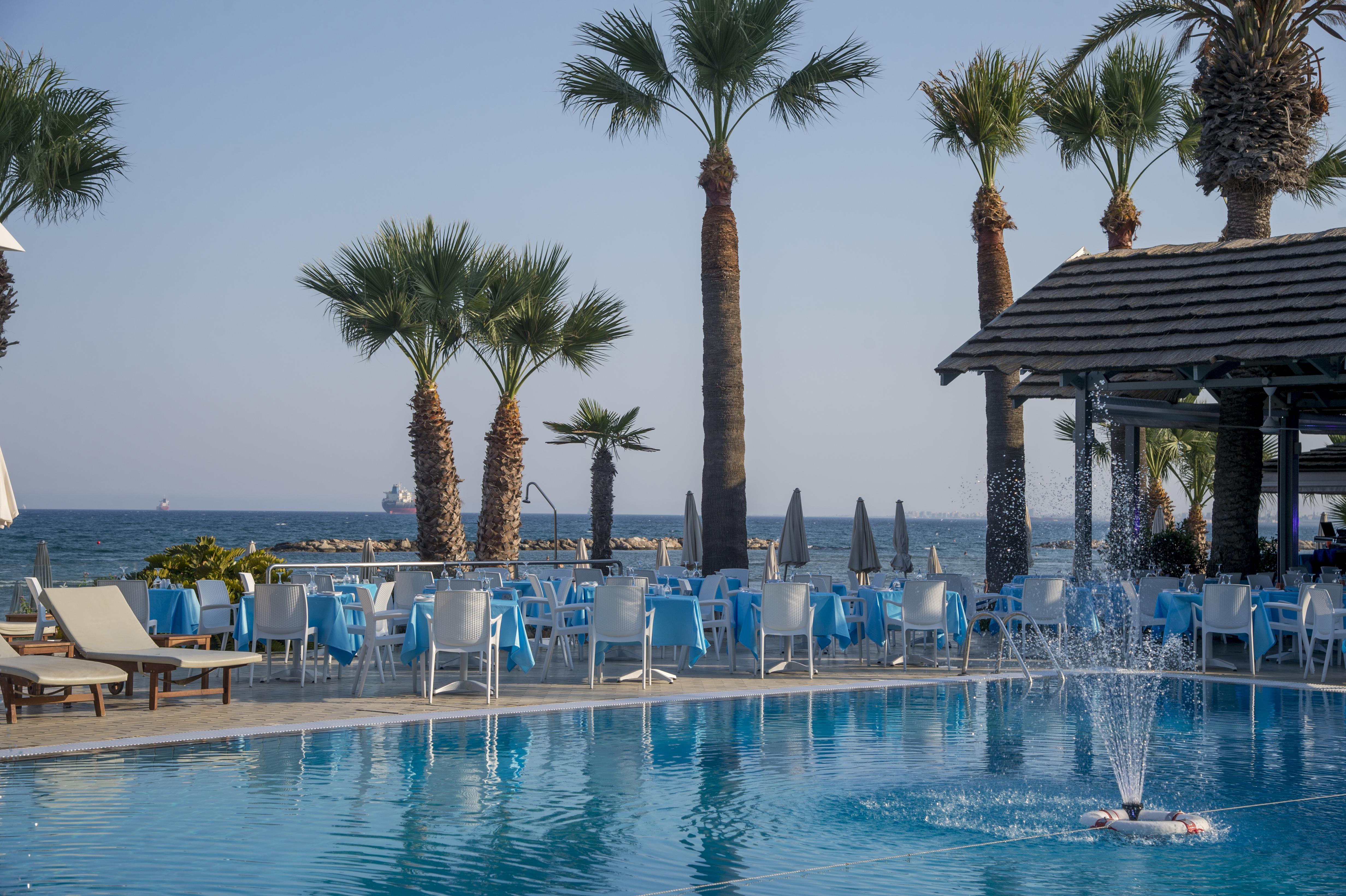 Когда откроют обновленный отель Palm Beach Hotel & Bungalows в Ларнаке?