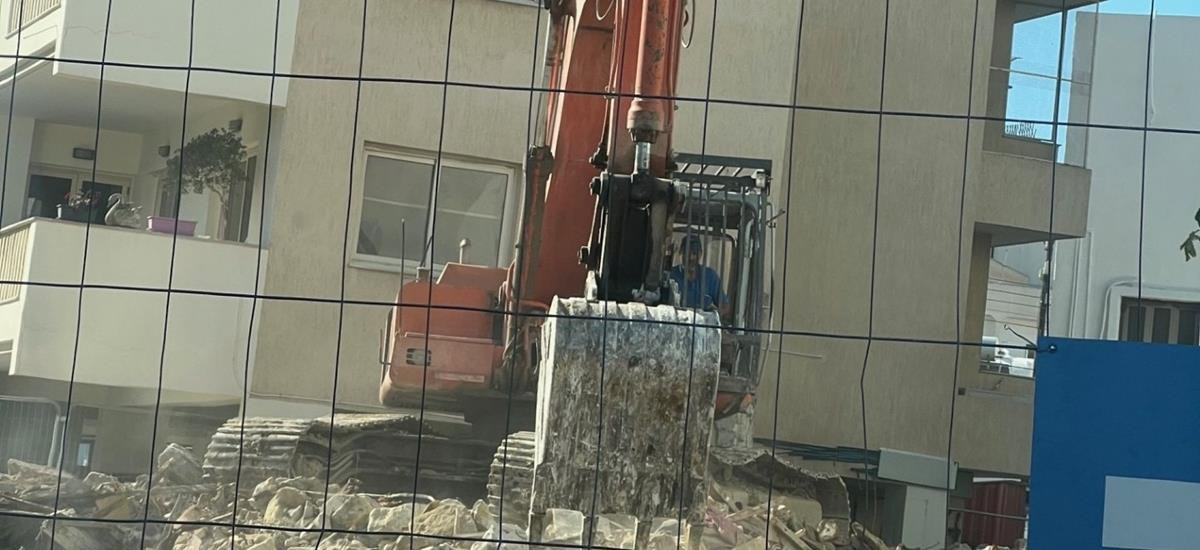 В Ларнаке снесли аварийное здание