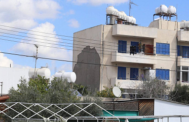 В домах на территории правительственных поселений для беженцев на Кипре установят лифты