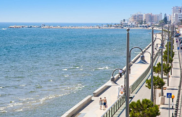 Part of the promenade in Larnaca closed again for renovations