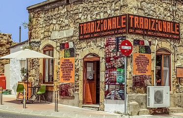 Магазины в центре Пафоса превратились в жилище для иностранных мигрантов