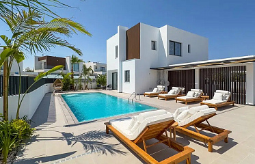 Собственникам вилл в проекте Semeli Villas начали выдавать долгожданные ключи