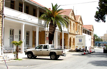 The project to convert Larnaca's old hospital into a town hall has been frozen.