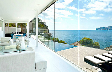 Панорамные окна в квартире или доме на Кипре