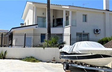 Agios Tychonas village: a place for a comfortable life