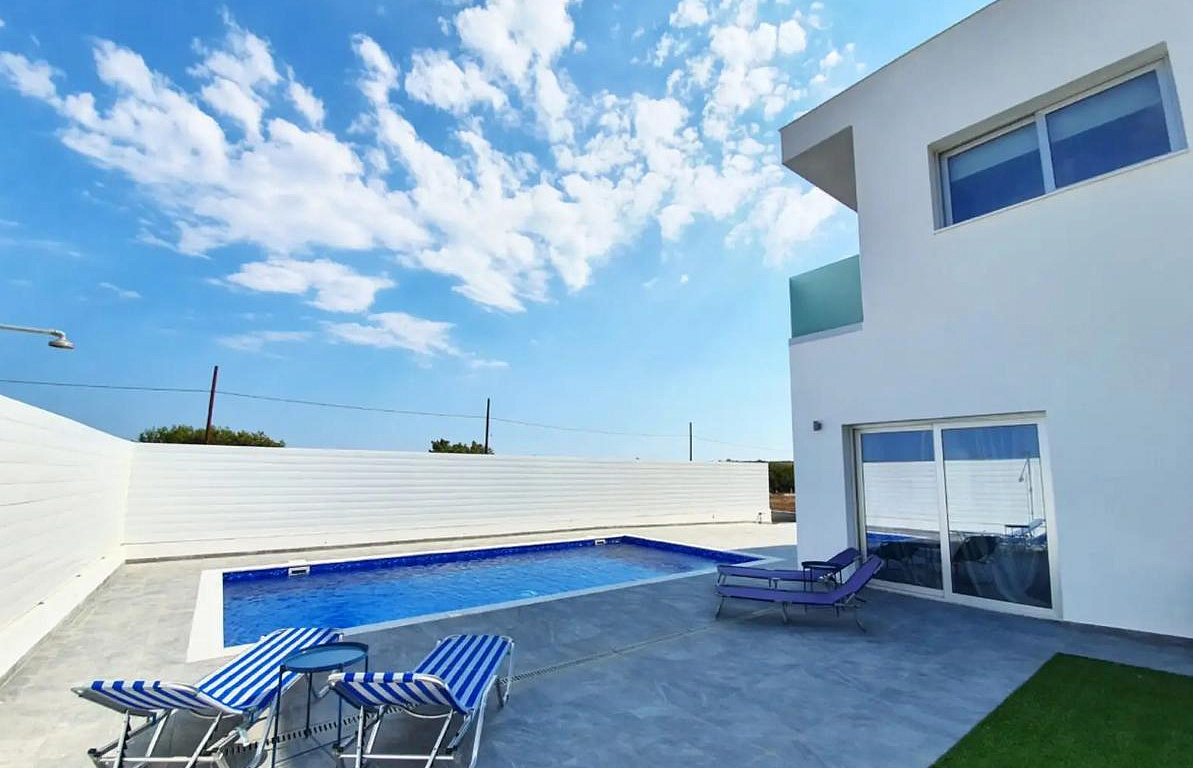 4-bedroom villa in Akrotiri, Limassol 6