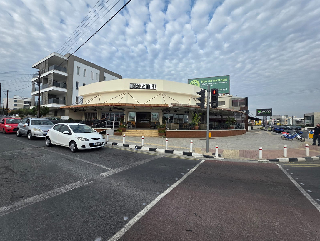 Инвестиционный участок на углу улиц Колонакиу в Лимассоле