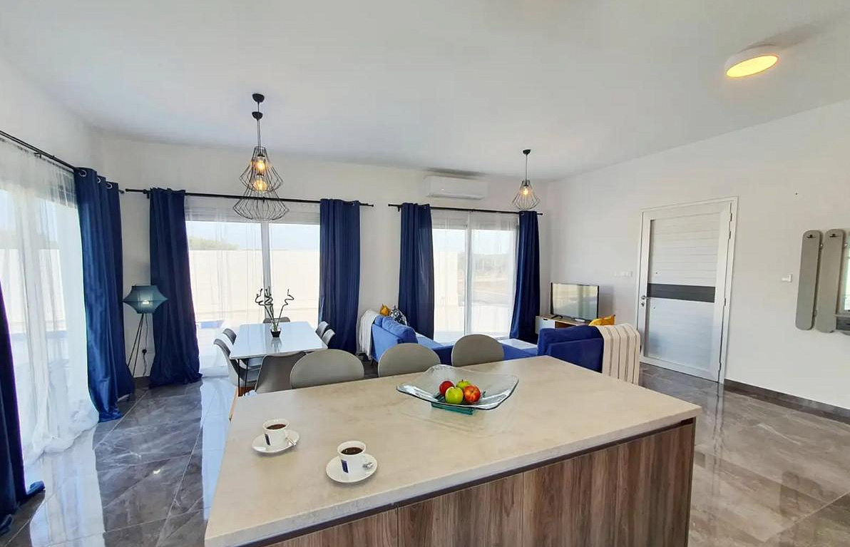 4-bedroom villa in Akrotiri, Limassol 3