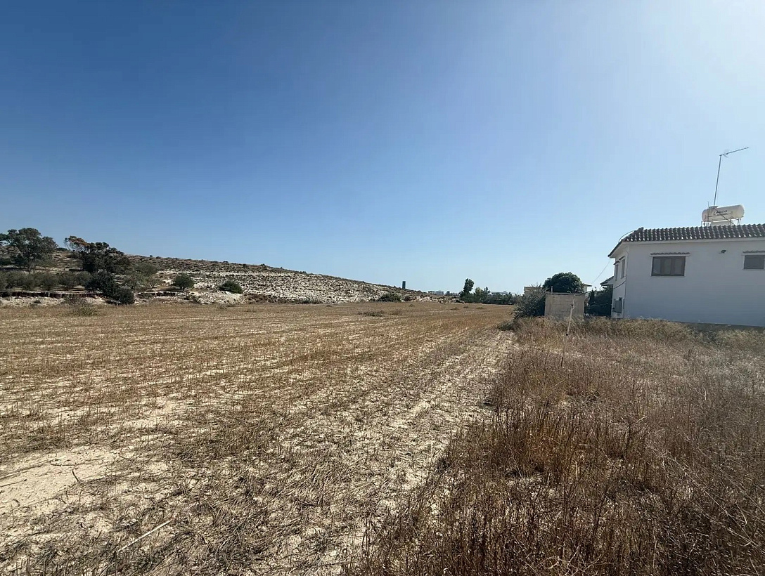 Земля в Ларнаке