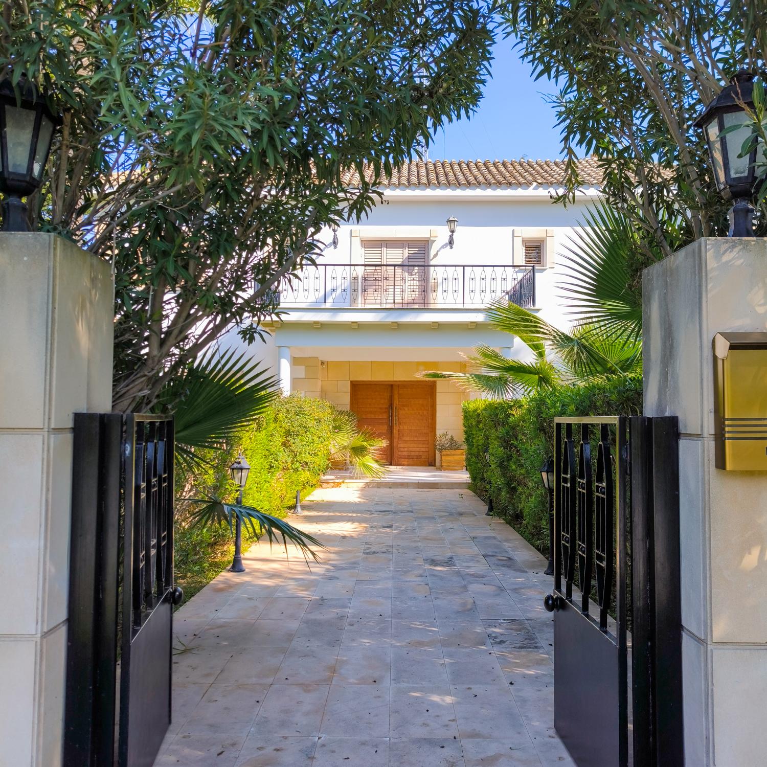 5-bedroom villa in Larnaca № 217540 1